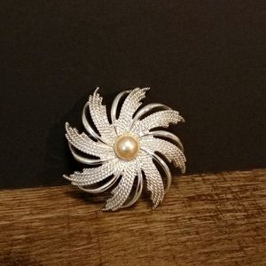 Sarah Coventry Brooch. 2". Swirl Silver Pearl. GUC